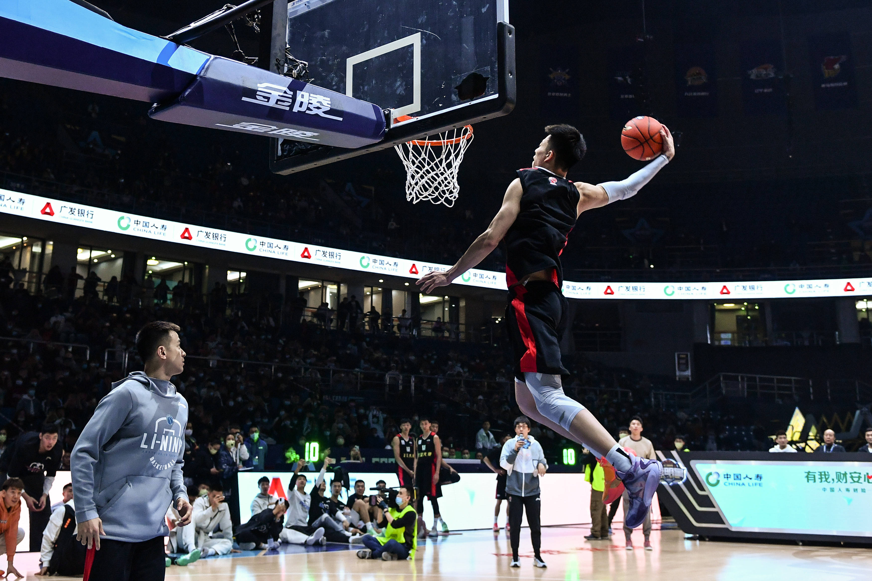 或强攻篮下 或强攻篮下